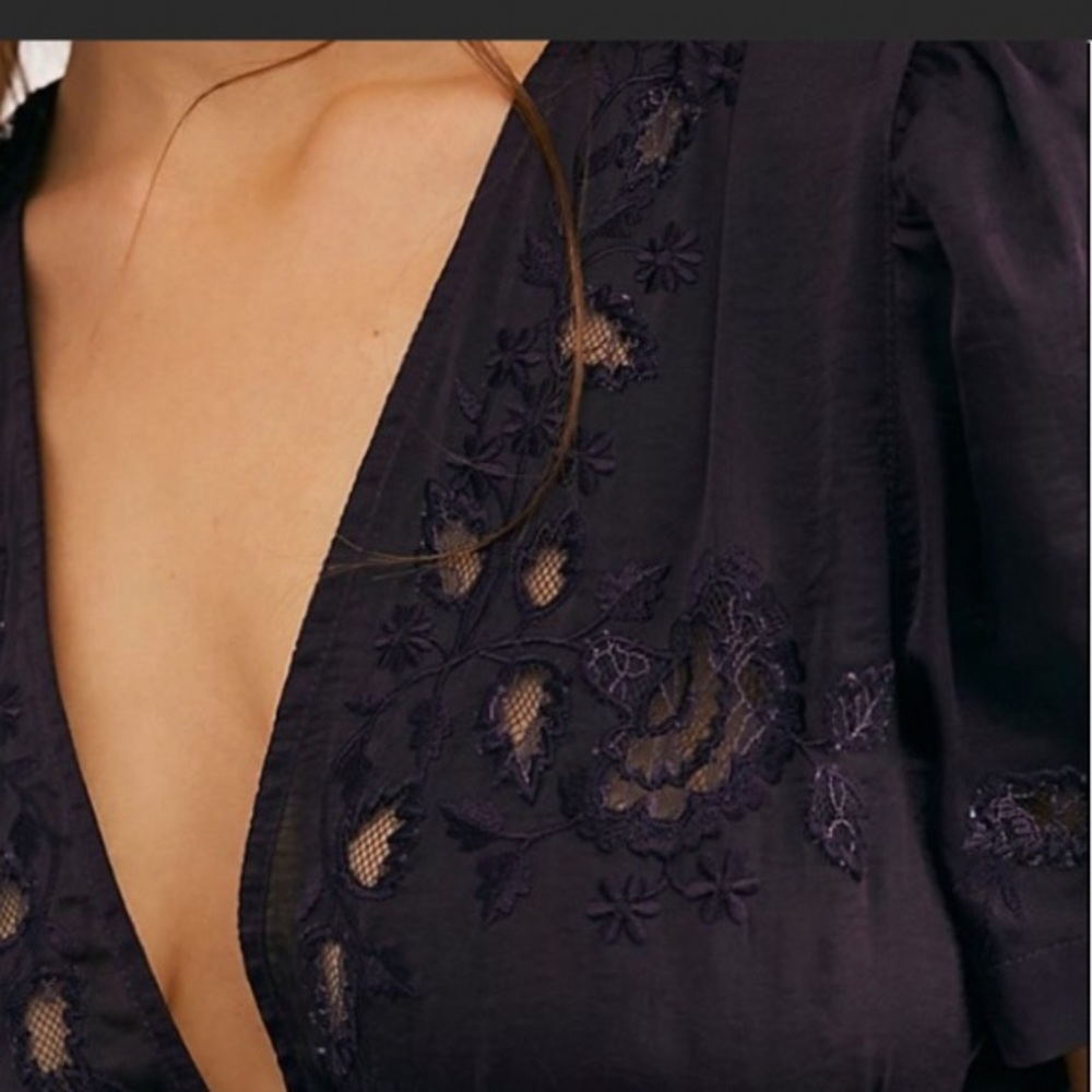 BEAUTIFUL FREE PEOPLE AMOR BLOUSE PLUM COLOR SILKY FABRICATION SIZE M - Picture 7 of 11